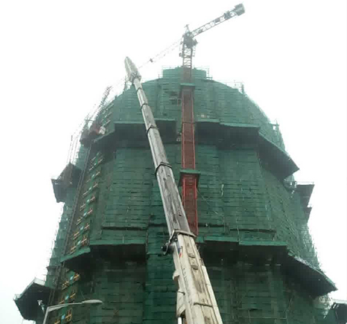 元宝山吊车在工地上作业
